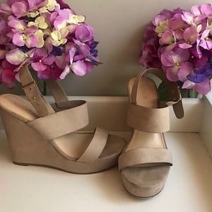 Neutral wedges, with gold buckle,
